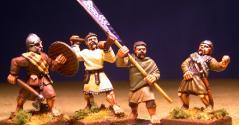 Gripping Beast 28mm Age Of Arthur: Combrogi Command Advancing (4) 