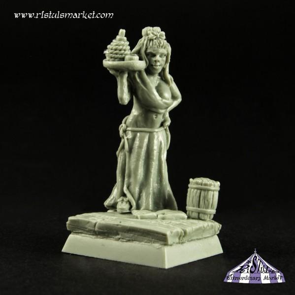 Extraordinary Fantasy Miniatures: Tavern Waitress 